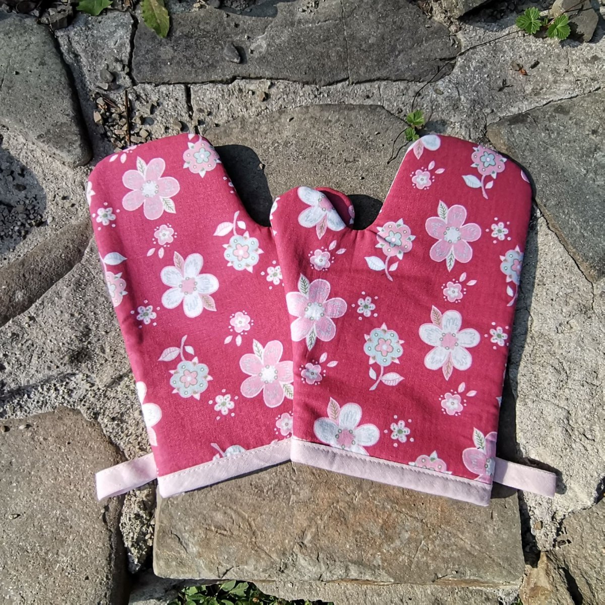 Kuchyňské chňapky malinové barvy s květinami