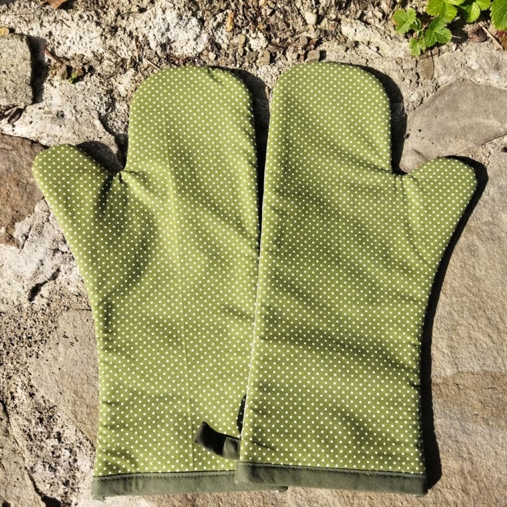 Prodloužené kuchyňské chňapky zelené s bílými puntíky 2