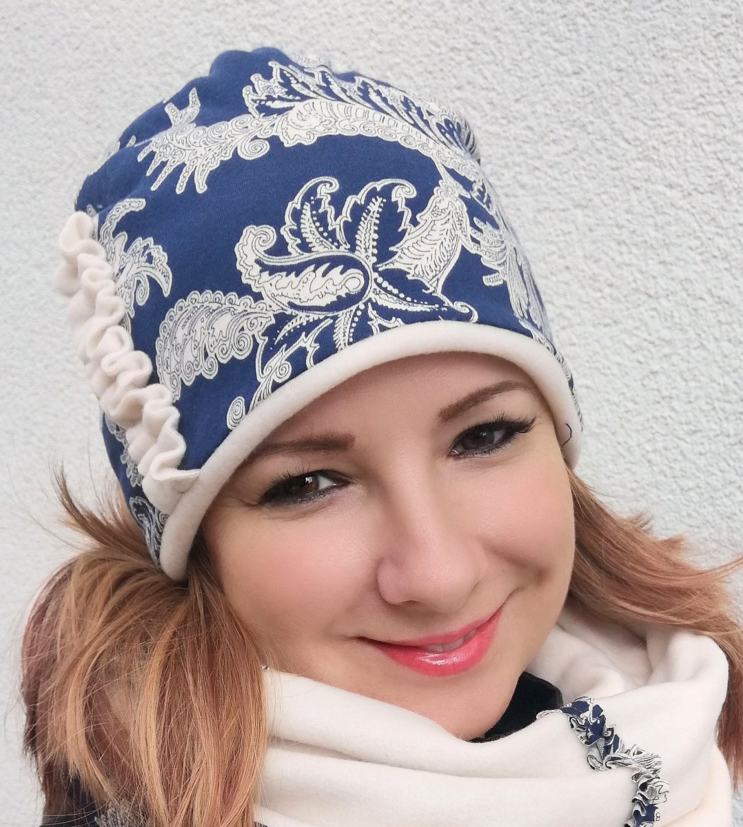 čepice modrá a béžová ornamenty