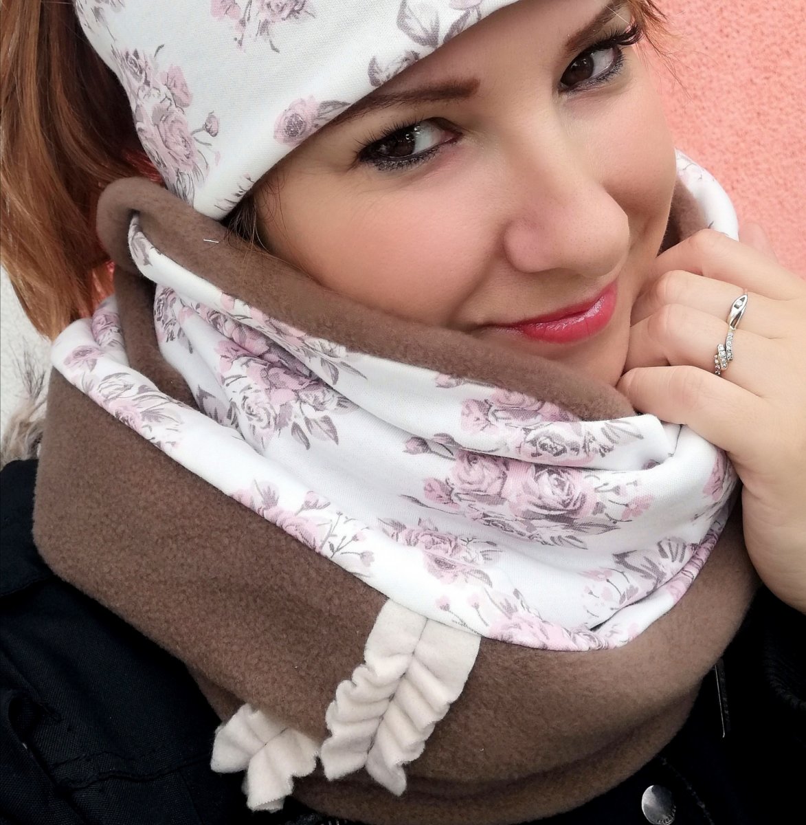 nákrčník hnědý a růžičky 