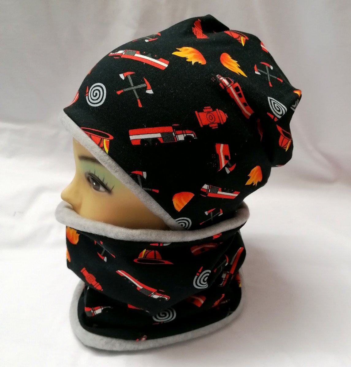 Hasiči na černé a šedý flees 