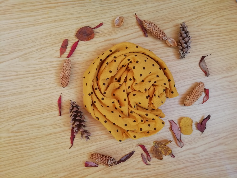 Měkký šitý nákrčník z fáčoviny skladem