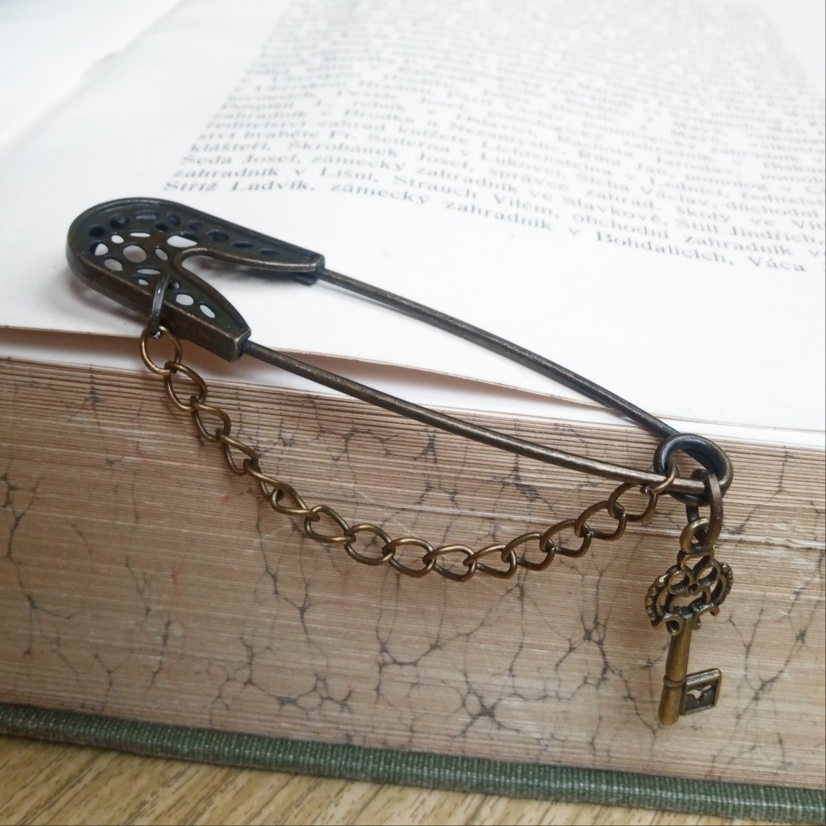Ozdobný spínací špendlík, starobylý klíč