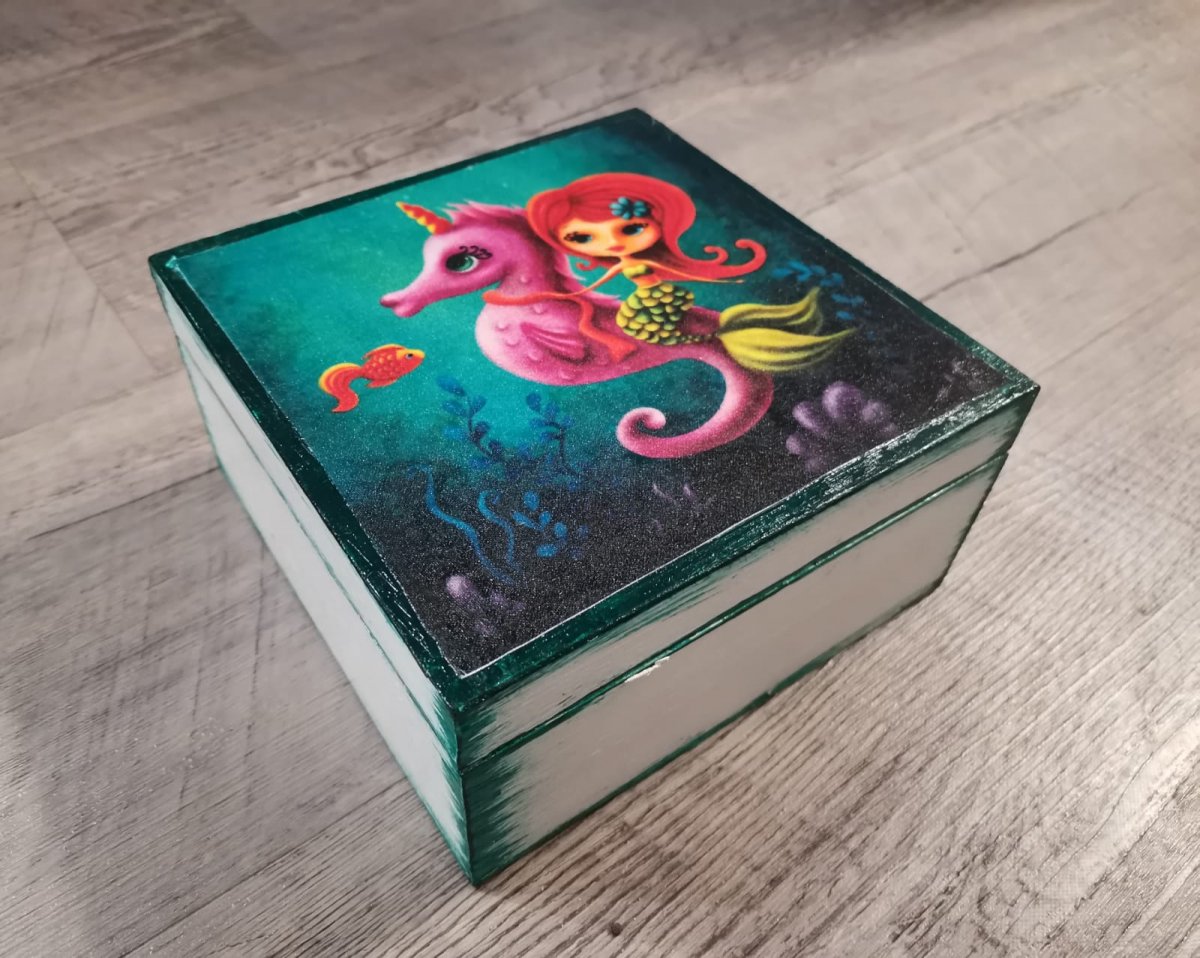 Dřevěná krabička, šperkovnice. Mořský koník 