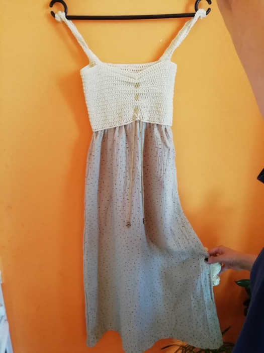 Šaty s háčkovaným sedlem 