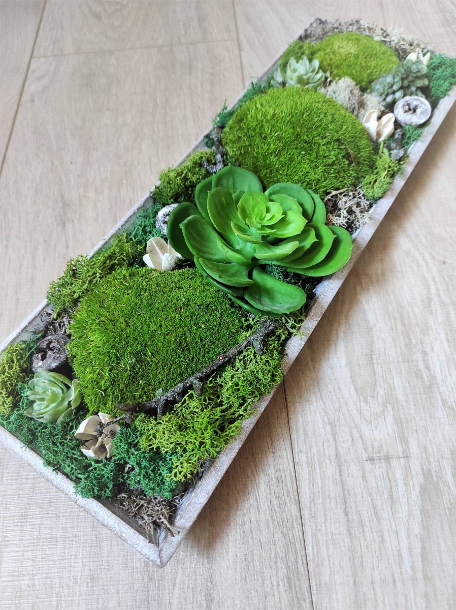 Mechová dekorace na dřev. tácu