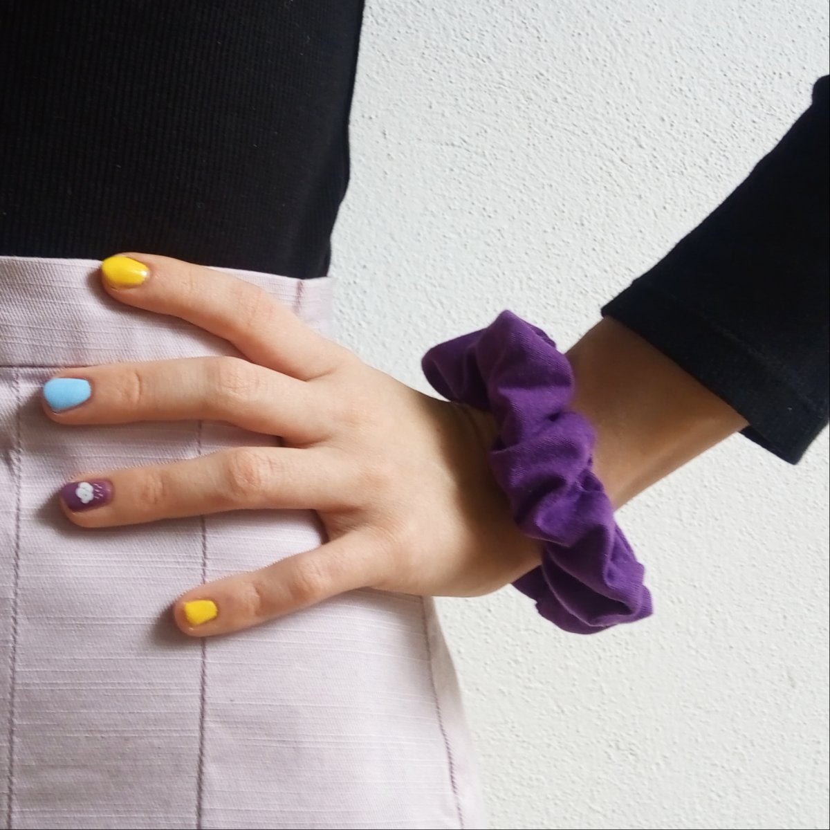 Textilní gumička/náramek – fialová