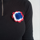 Háčkovaná květina v národních barvách