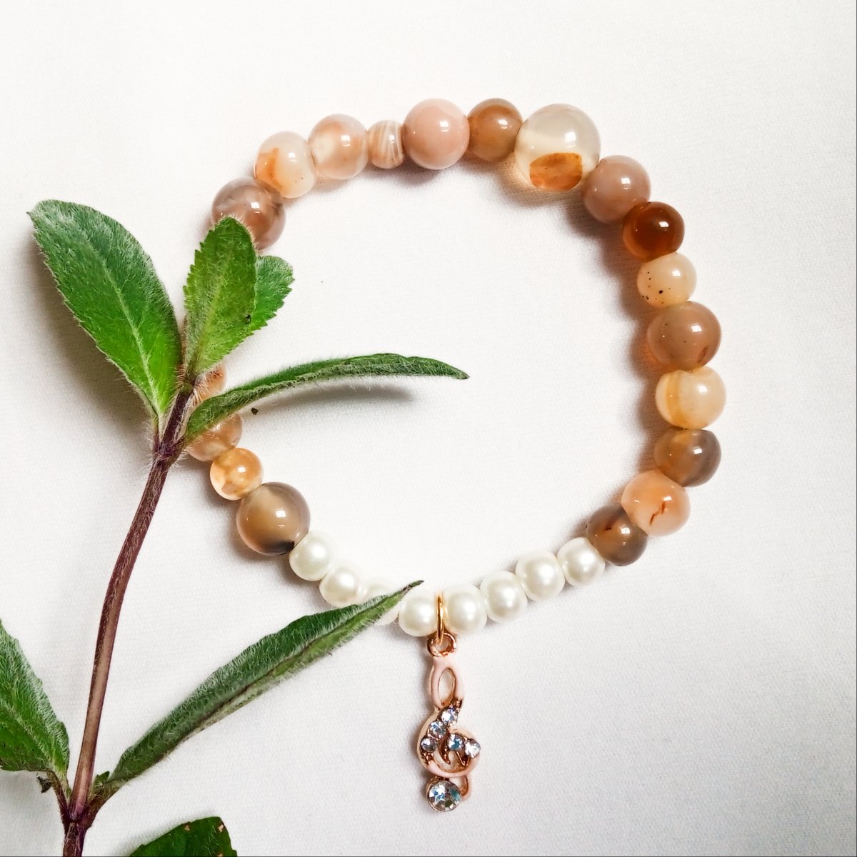 Kamínkový náramek s houslovým klíčem