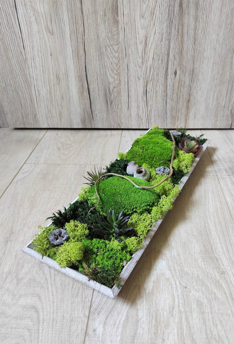 Mechová dekorace na dřevěném tácu