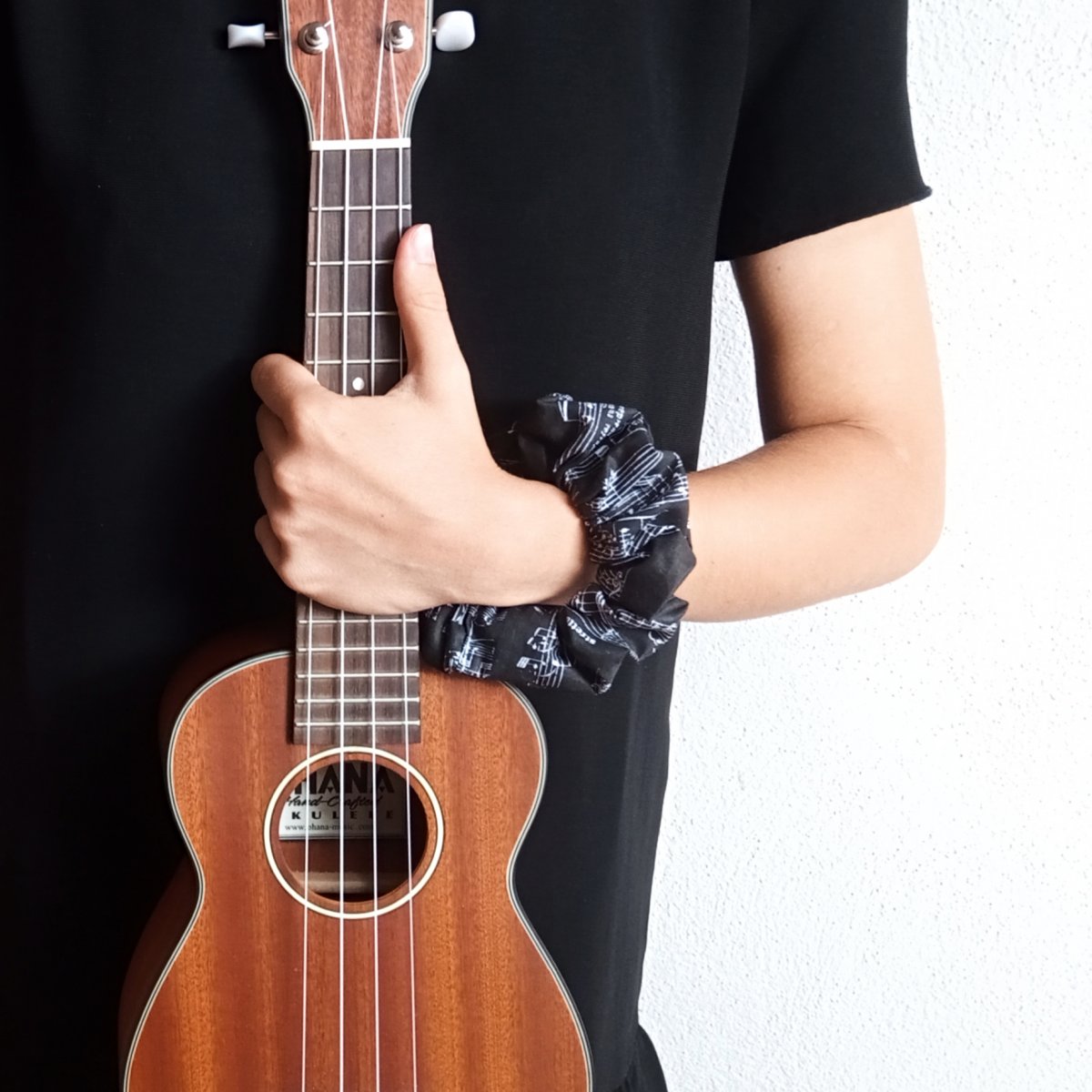 Textilní gumička/náramek – černá notová