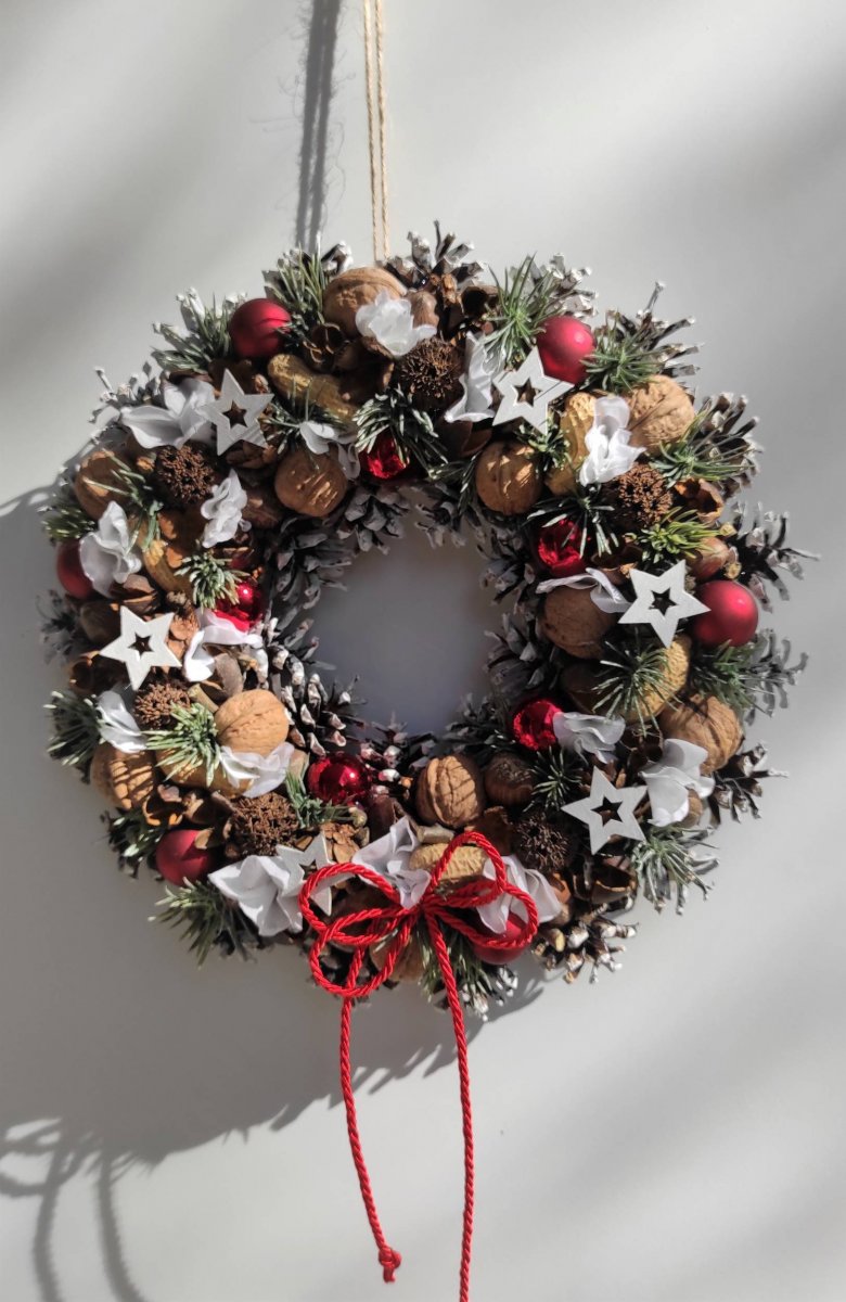 Vánoční věnec do červenobílé