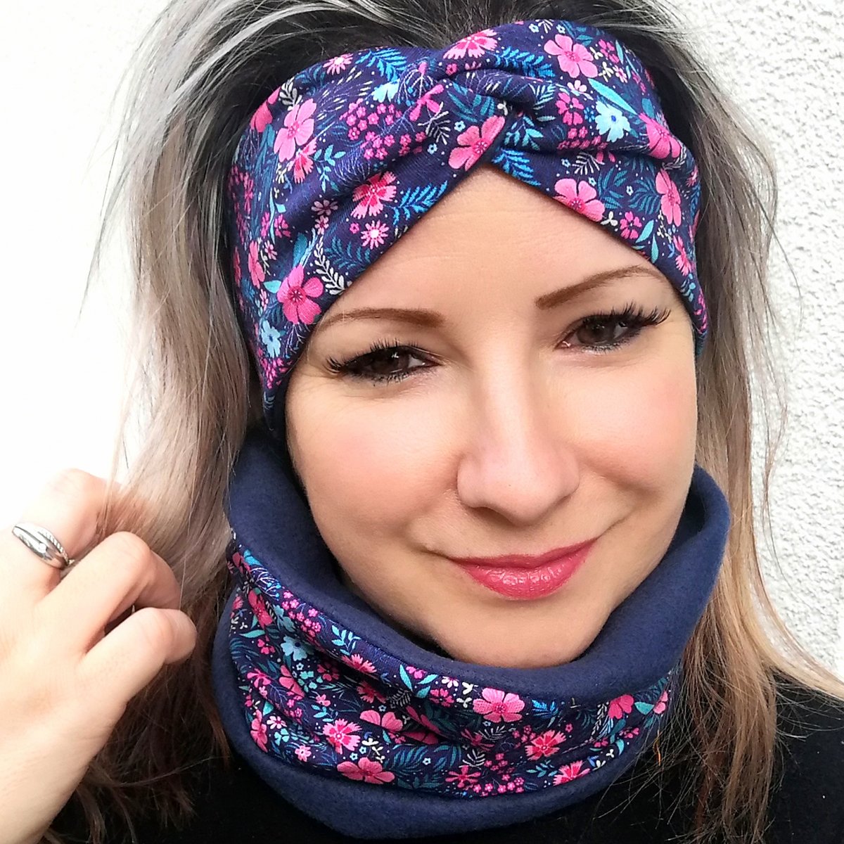 nákrčník ,tunel květy na modrém 