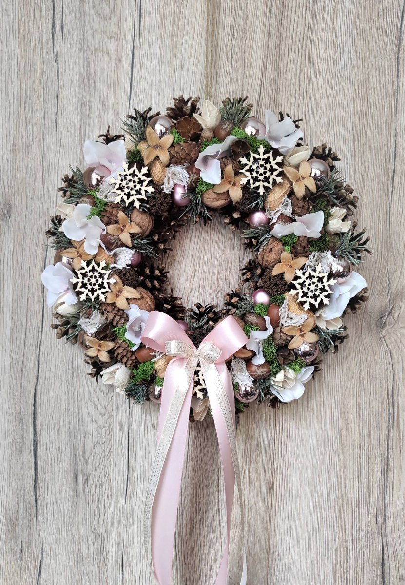 Vánoční věnec s růžovým nádechem