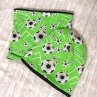 Čepice a nákrčník - fotbal míč na zelené 
