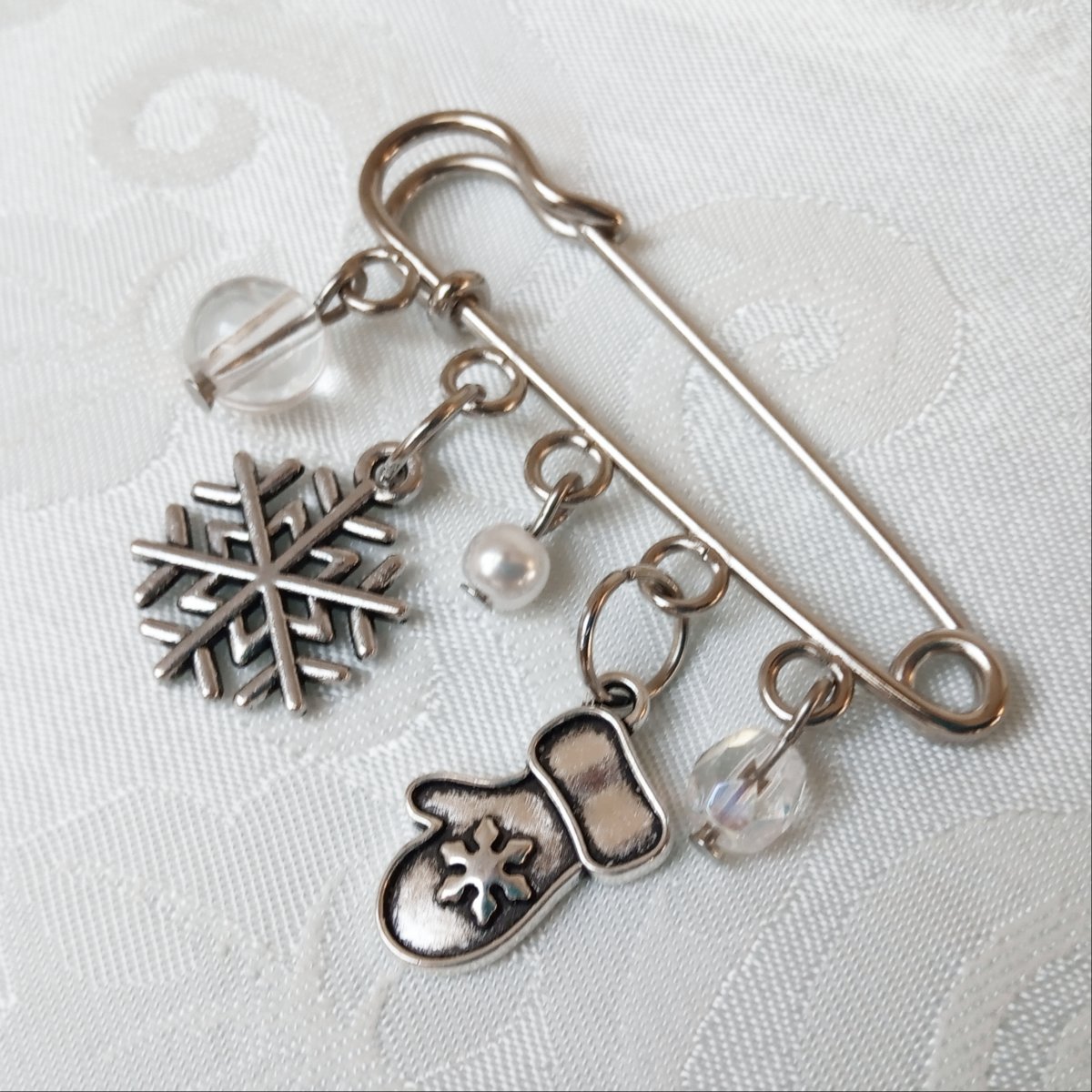 Ozdobný spínací špendlík, zimní radovánky