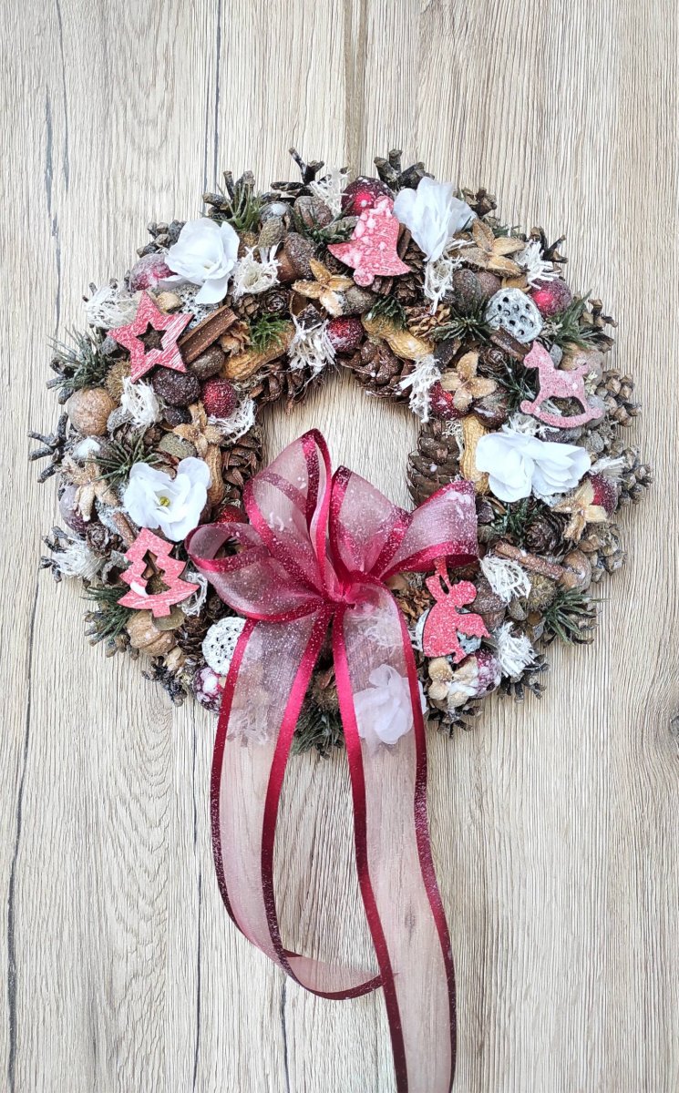 Vánoční věnec zasněžený do červenobílé