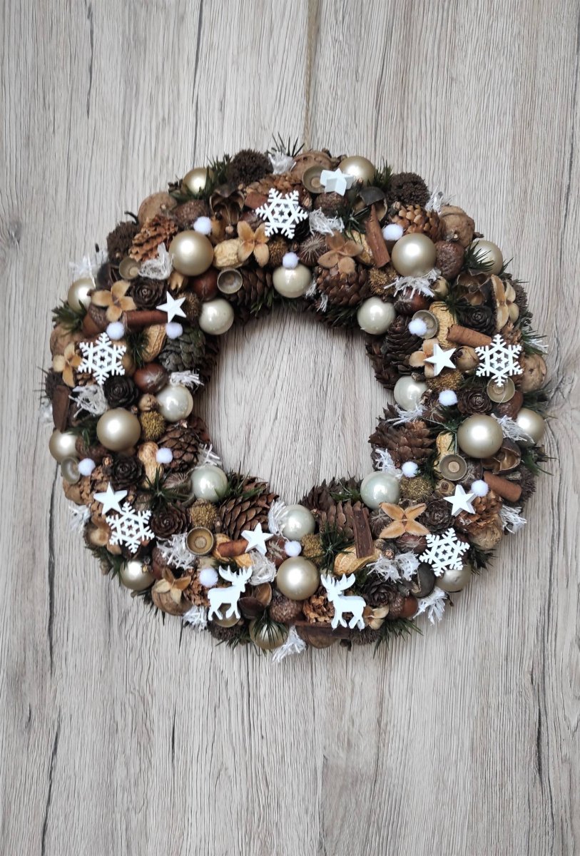 Luxusní vánoční věnec do smetanovobílé