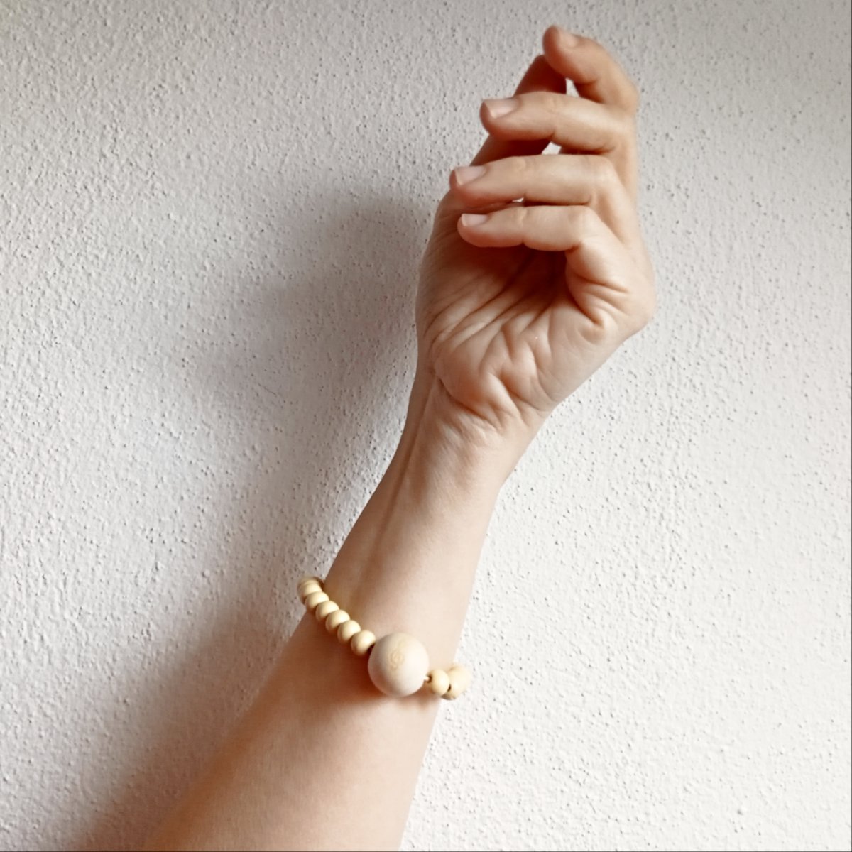 Dřevěný náramek s houslovým klíčem