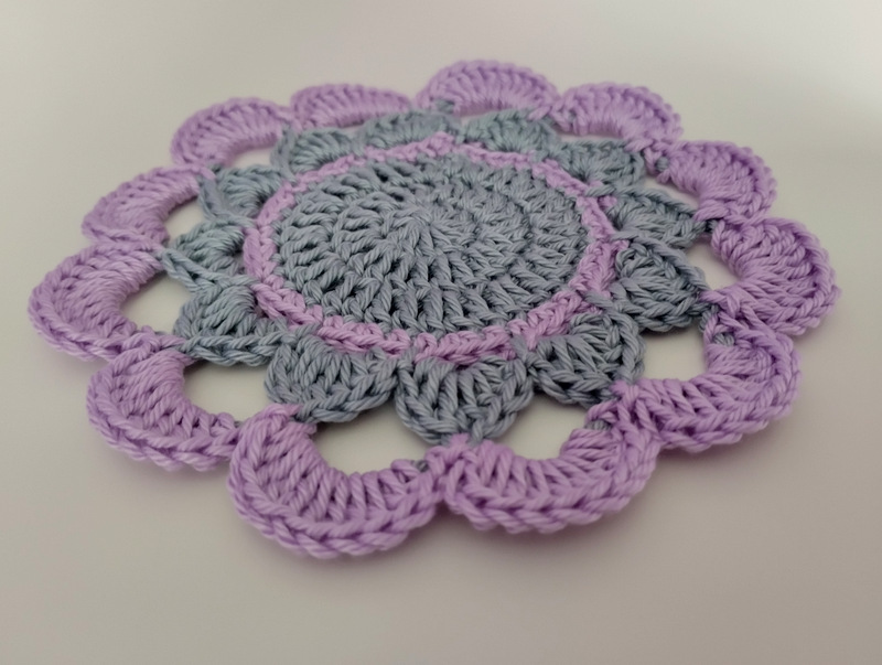 Podtácek "Myší s levandulí" háčkovaný 1ks