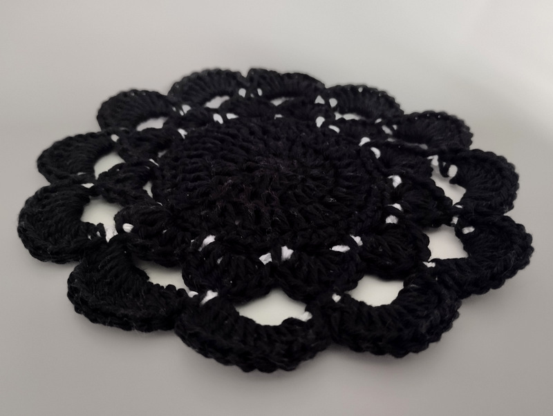 Podtácek "Noční s kapkou bílé" háčkovaný 1ks