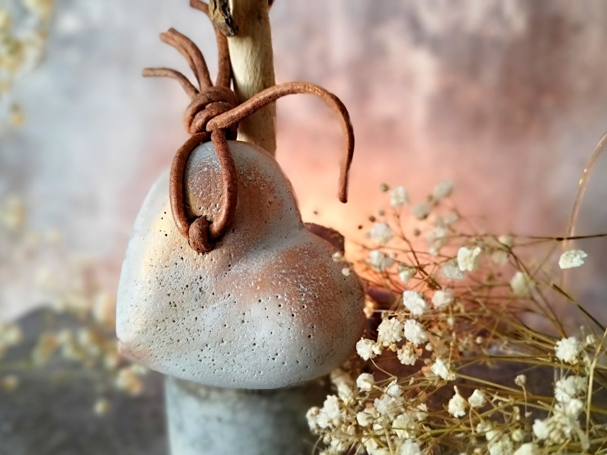 Betonové srdíčko s kůží