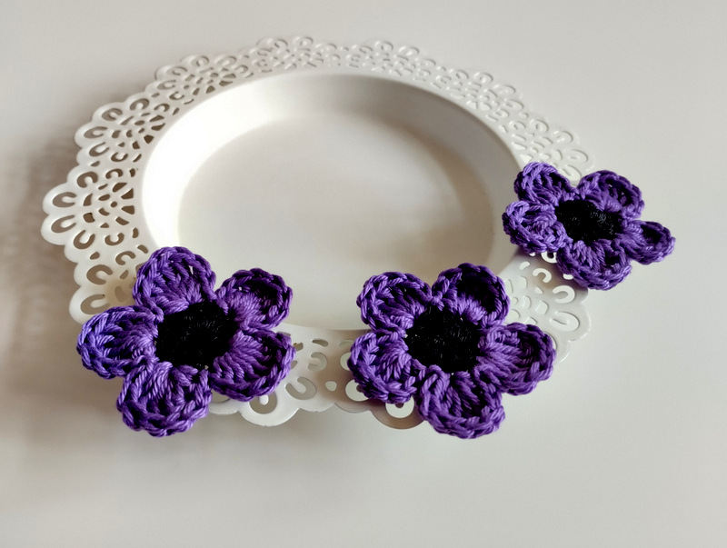 Háčkovaná kytička 1ks