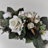 Aranžmá z bílých růží na porcelánu
