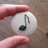 Lněná muzikantská brož