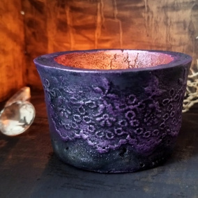 Beton-svícen "Otisk madeira-fialovočerný"