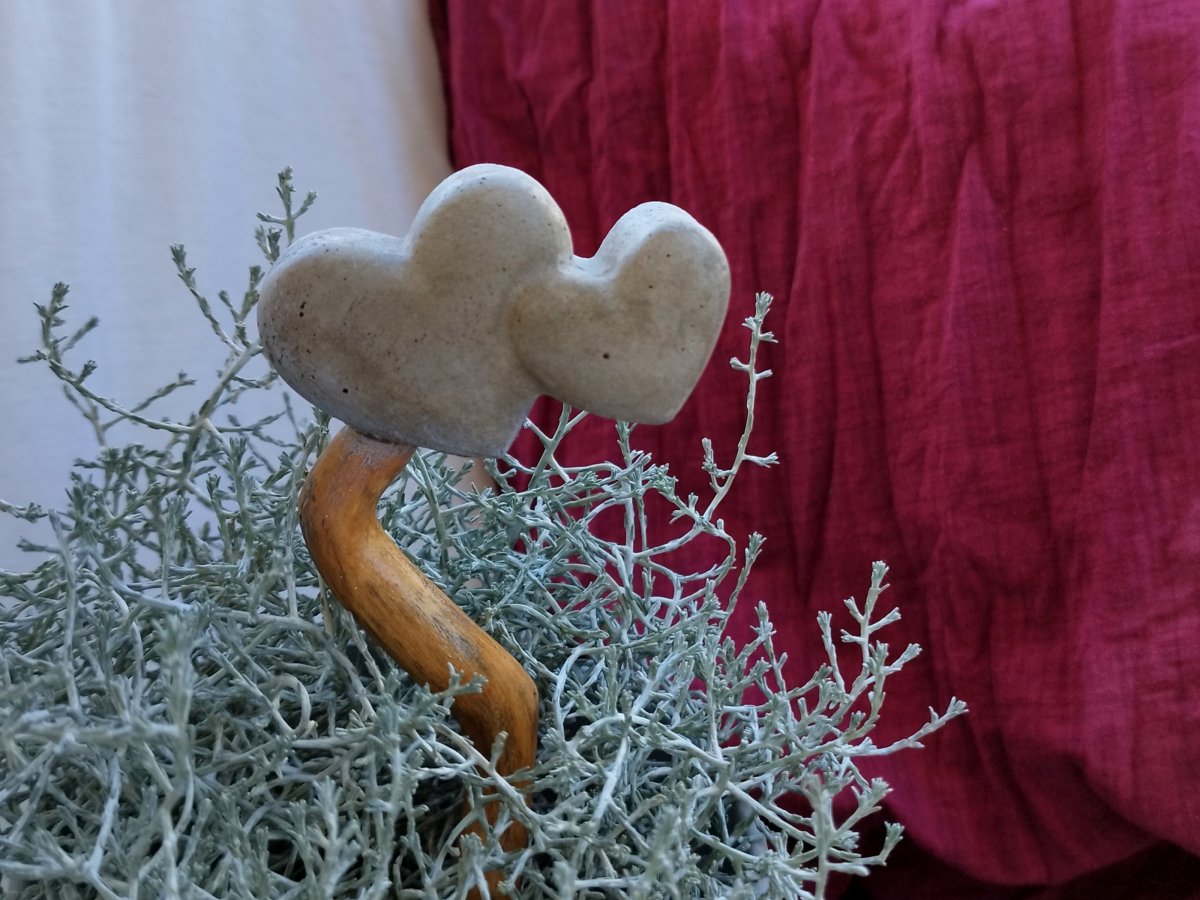 Betonový zápich na dřevě "Dvojsrdce"