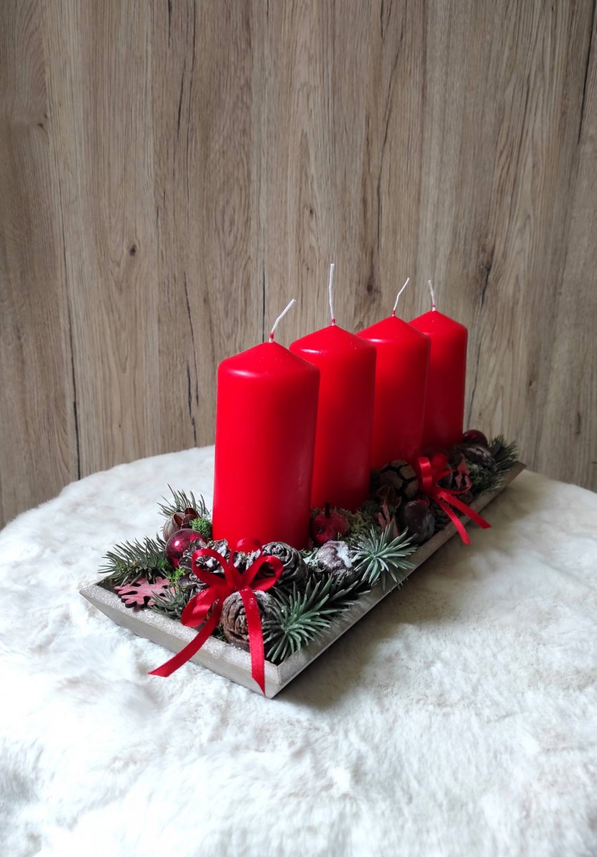 Adventní svícen do červené