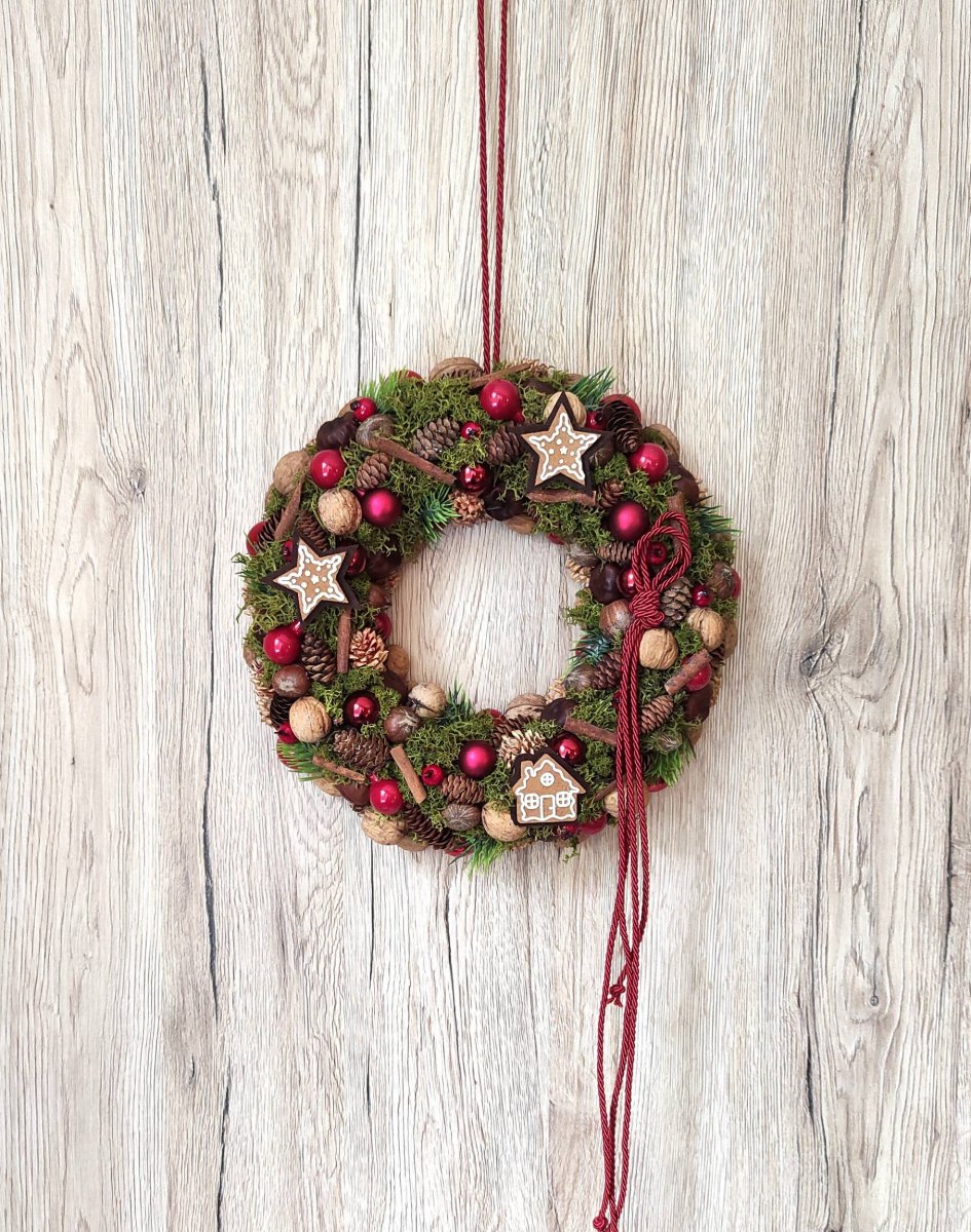 Vánoční věnec do červené