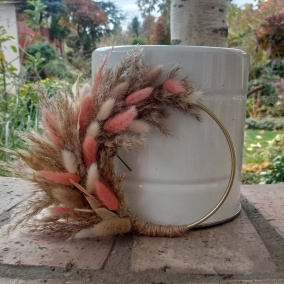 Květinová dekorace na svatební dort