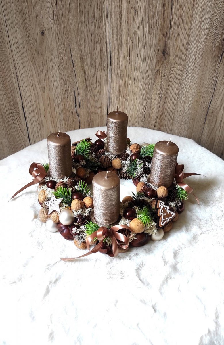 Adventní věnec do zlatohnědé