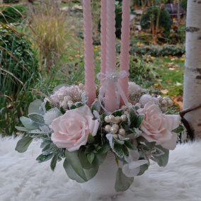 Adventní svícen v růžové barvě