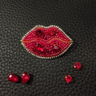 Korálková brož rty