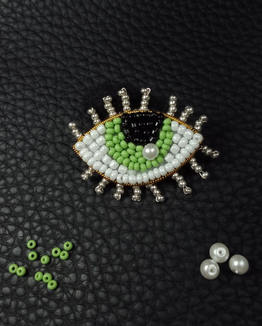 Korálková brož oko