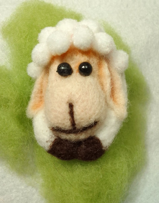 Plstěná brož ovečka 