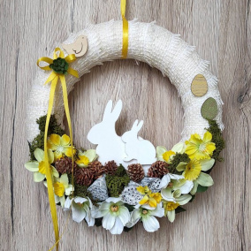 Velikonoční věnec se zajíčky