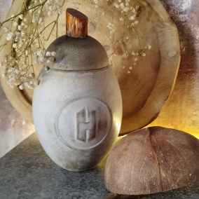 Betonová dóza s pokličkou