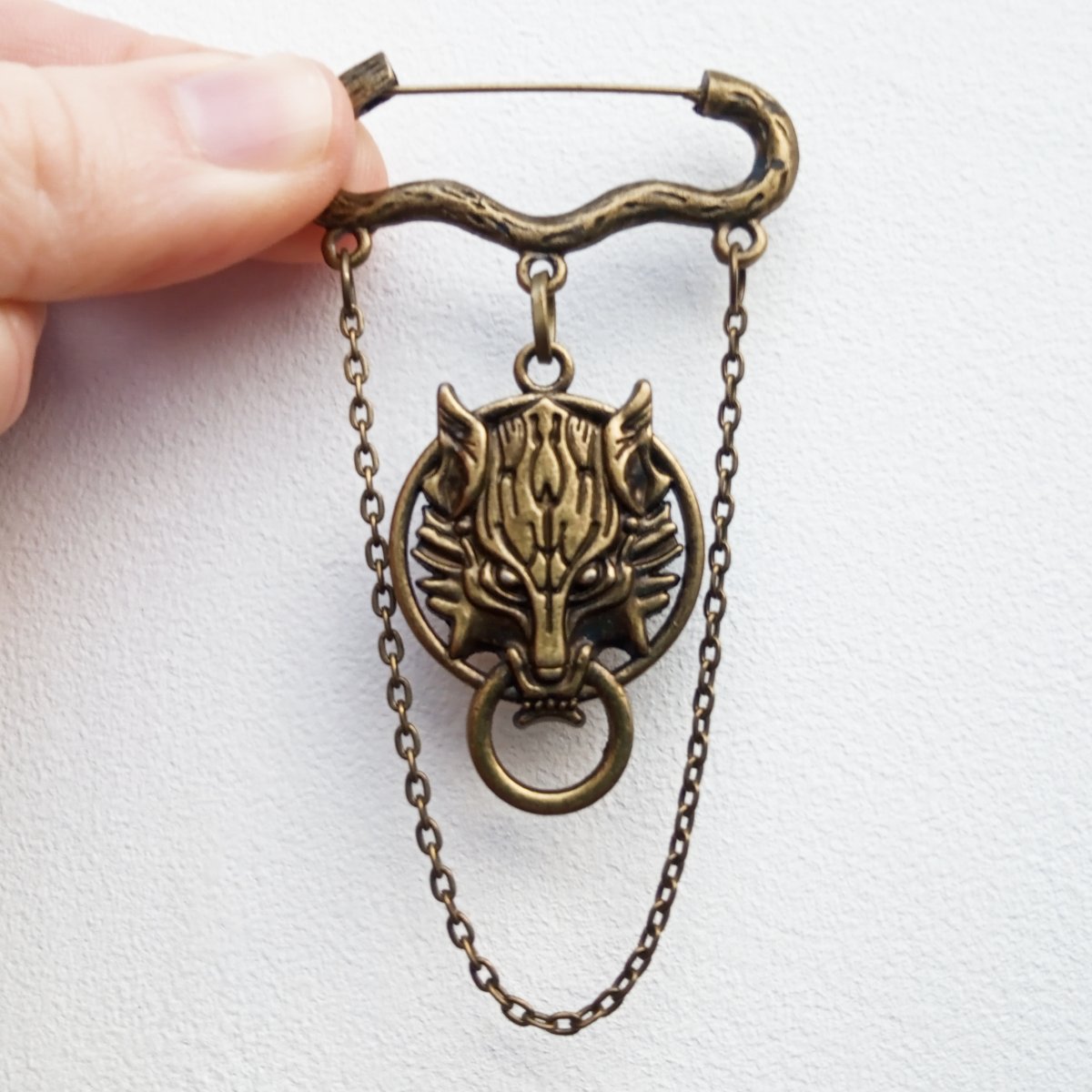 Ozdobný spínací špendlík, vlčí amulet