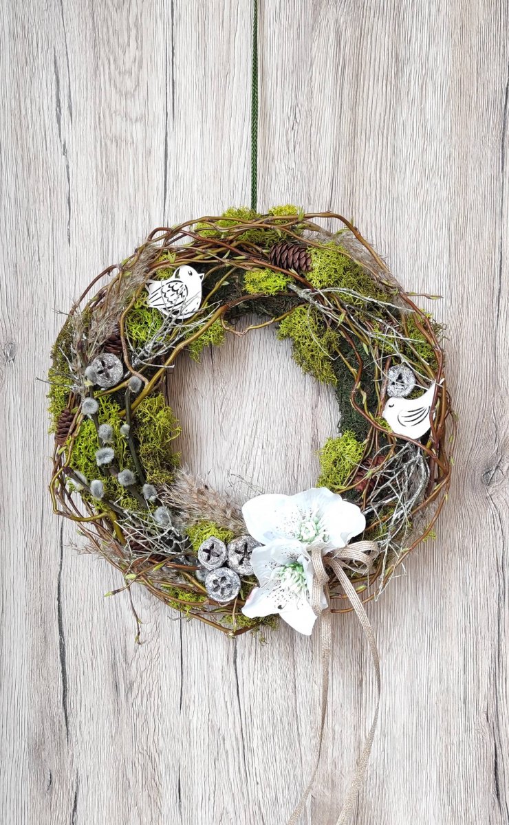 Přírodní proutěný věnec s čemeřicí