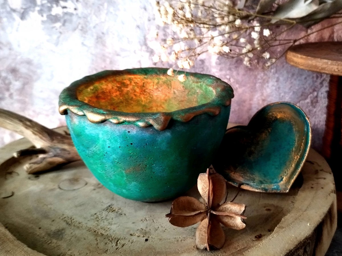 Beton-nádobka "Stékaný okraj+smaragd+bronz"