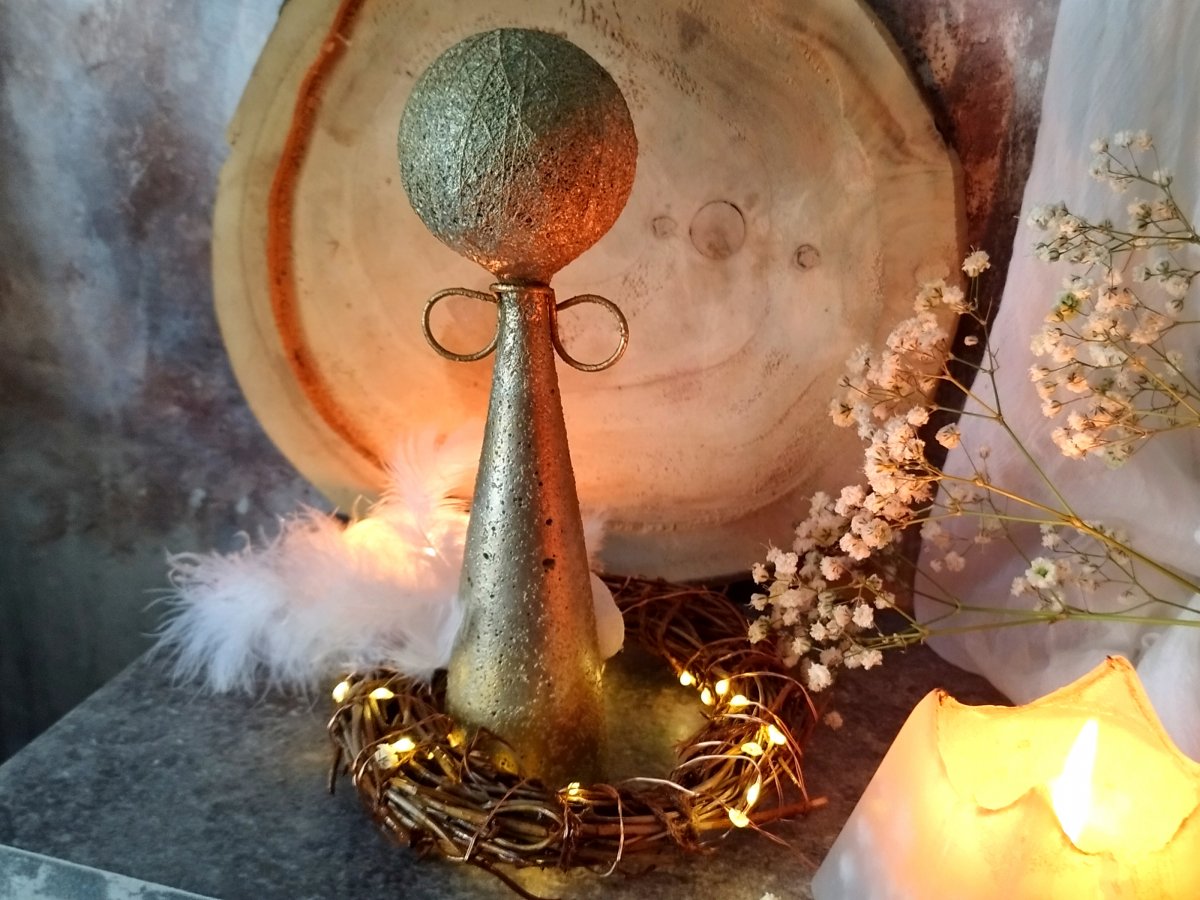 Anděl - beton " Kovová-zlatá "