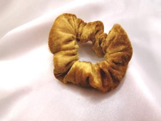 Sametová scrunchie - zlatá