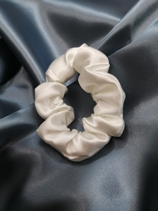 Bílá scrunchie