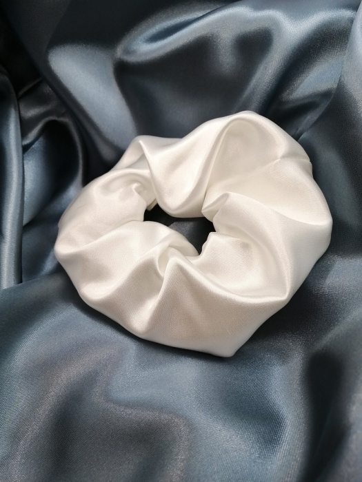 Bílá scrunchie