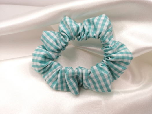 Tyrkysová scrunchie - kostičky