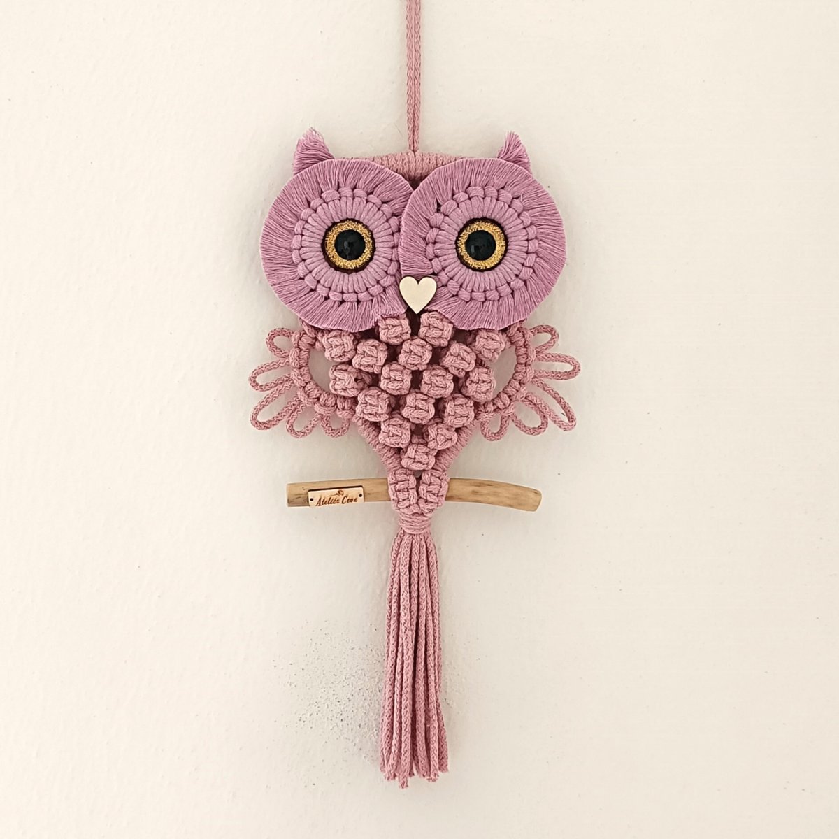 Sovička na větvi starorůžová